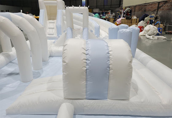 白色PVCユニセックス 野外障害物コース 充気式ソフトプレー 設備 子供の遊び場 スライド 水 プール付き充気式