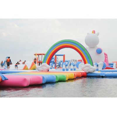 家族 全員 の ため の 彩り 鮮やかな ユニコーン 充電式 水上 公園 を 放つ