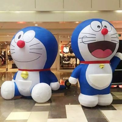 空気吹き風機とアクセサリーでカスタマイズされたカラフルな充気ドラエモン