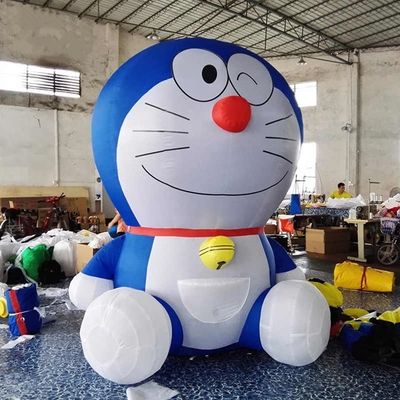 空気吹き風機とアクセサリーでカスタマイズされたカラフルな充気ドラエモン