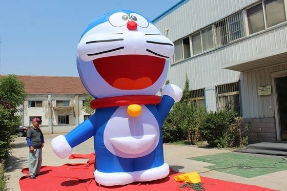 空気吹き風機とアクセサリーでカスタマイズされたカラフルな充気ドラエモン