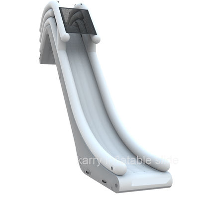 プール付きの水スライド 究極のヨット水遊び