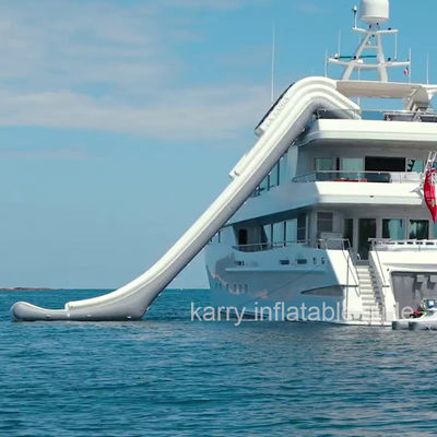 プール付きの水スライド 究極のヨット水遊び