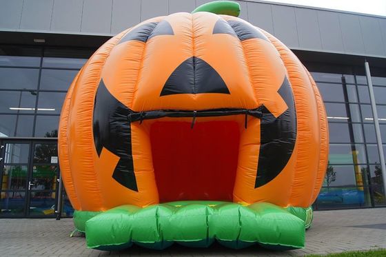 ハロウィーンのパーティーを 膨らませられるパンプキンバウンドハウスで 成功させてください