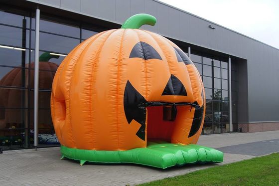 ハロウィーンのパーティーを 膨らませられるパンプキンバウンドハウスで 成功させてください