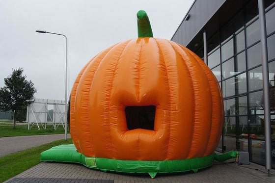 ハロウィーンのパーティーを 膨らませられるパンプキンバウンドハウスで 成功させてください