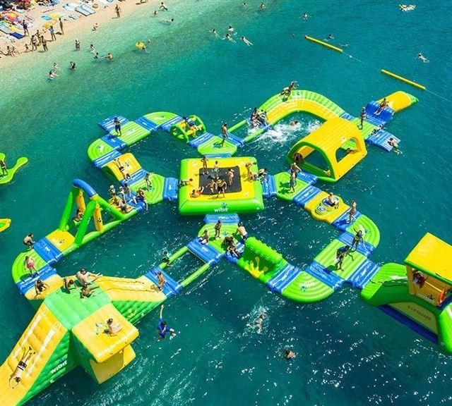 娯楽 楽しい都市 子供のためのカスタマイズされたカラフルな充気水上公園 PVC素材