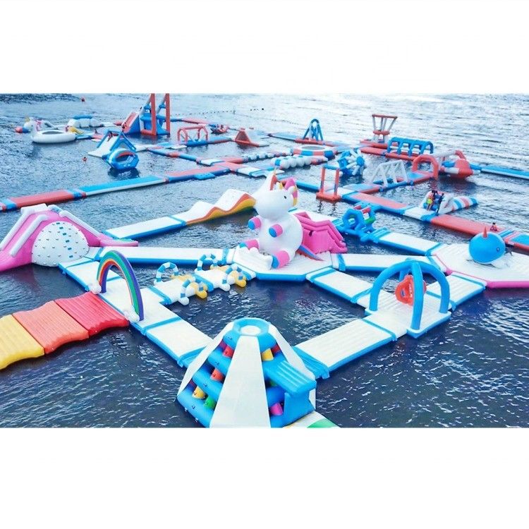 家族 全員 の ため の 彩り 鮮やかな ユニコーン 充電式 水上 公園 を 放つ